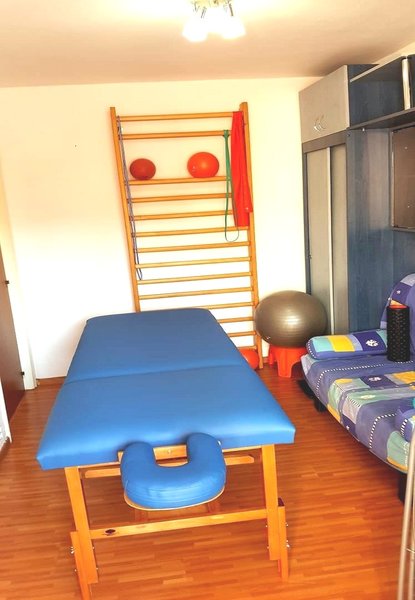 Absolventa kineto, pt.ginastica si masaj domn cu handicap 77 ani