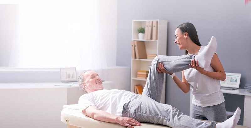 Absolventa kineto, pt.ginastica si masaj domn cu handicap 77 ani